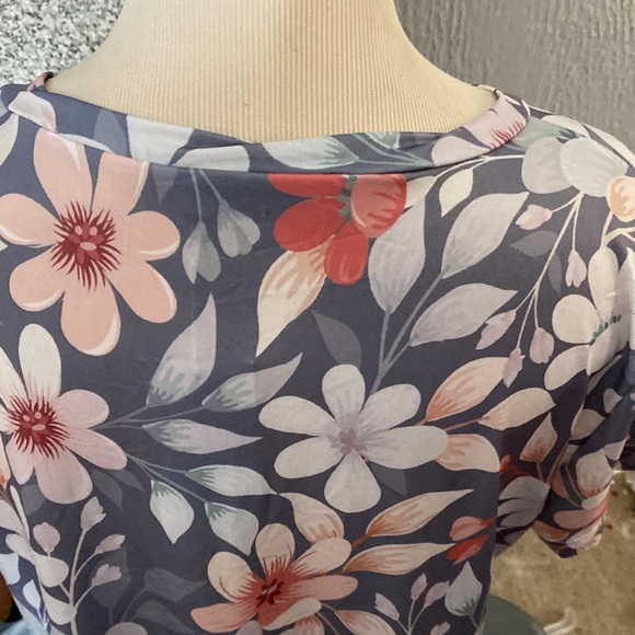 New Bon Apple Tea | Gray & White Floral V-Neck Short-Sleeve Top- size Large - Picture 6 of 12